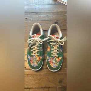 Boys Nike Dunks Low - Size Y 7 - Foam Finger Green